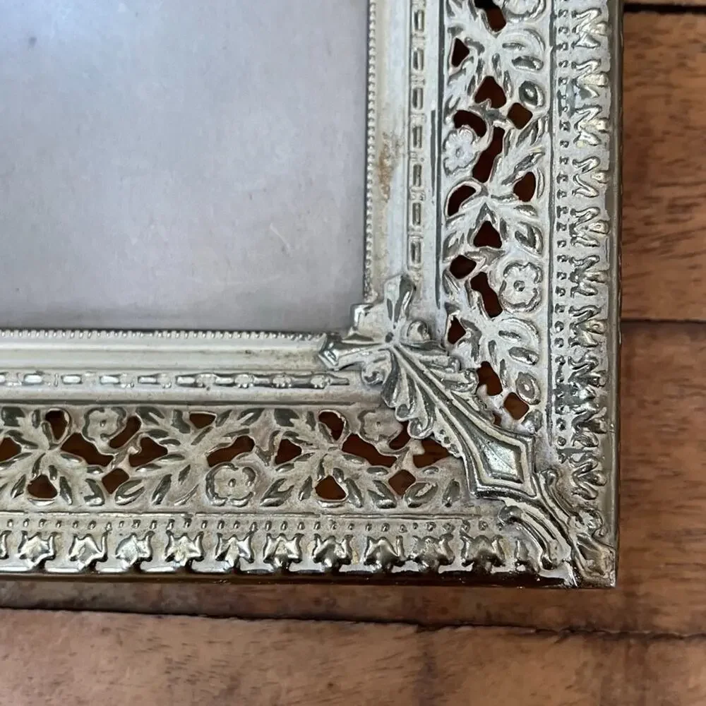 Antique-Style Picture Frame 4 in x 6 in Filigree Metal Border Cream & Gold